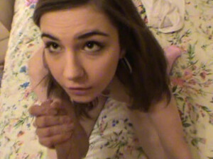 Сосет член и трахается с бойфрендом