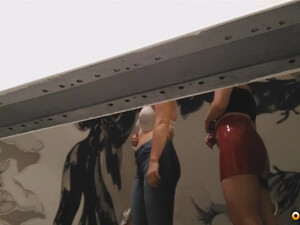 Подглядываем за девушками в магазине нижнего белья