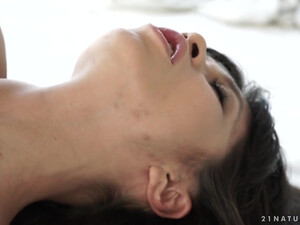 Лижет пизденку знойной брюнетке и потом вставил ей в письку