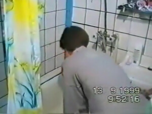 Худенькие стервы делают минет и ебутся по очереди в частном порно