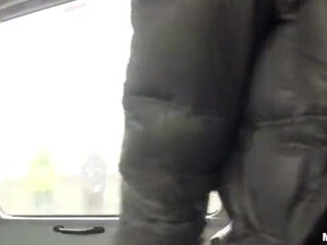 Парочка занялась крутым поревом прямо в автобусе