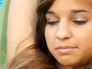 Ника оголила тело возле бассейна