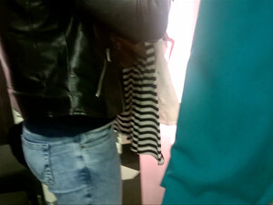 Брюнетка отсосала член бойфренда в примерочной магазина