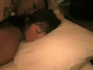 Блондинка с брюнеткой ждут своего мужчину в постели для секса втроем