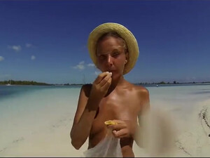 Девушки на диком пляже смотреть бесплатно