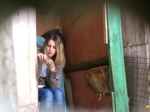 Деревенская девка писает в деревянном туалете