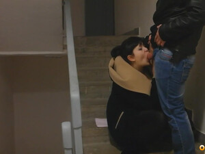 Толстушка с огромными буферами отсасывает писюн в подъезде