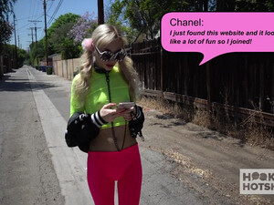 Брутальный чувак жестко ебет худую блондинку, прижав ее голову к полу