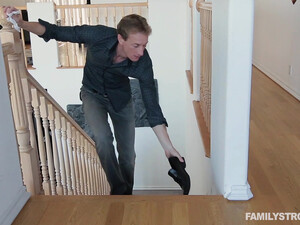 Посадил на хуй смазливую дочку