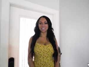 Трахает на кастинге сексапильную азиатку в пизду