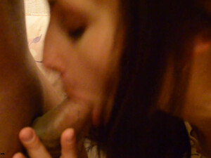 Милашка сосет член и не может остановиться