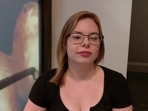 Краля делает минет в машине и не стесняется