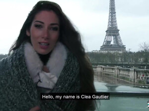 Женщина широко раздвинула ноги, сверкая анальной пробкой