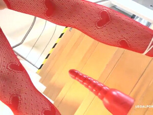 Негры трахают в жопу брюнетку с короткой челкой