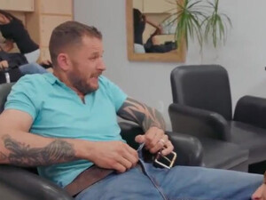 Трахнул парикмахершу пока не видела жена