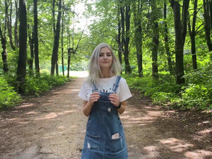 Красивая русская блондинка сосет парню в парке на свой страх и риск