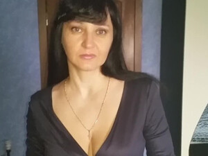 Старая шлюха отлично отсасывает член молодого парня