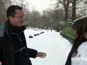 Aische Pervers просит незнакомцев сделать минет - сосет член досуха на публике!