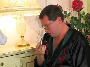 Мужик хорошо потрахал горничную