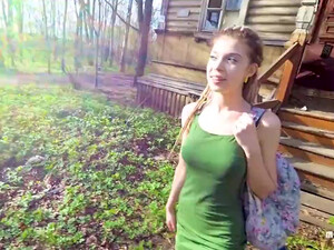 Русская девочка обожает делать отсос в публичном месте и позировать на камеру, обнажая свое молодое тело