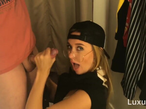 Минет в примерочной от юной русской блондинки снят на камеру и теперь выложен в разделе публичного порно