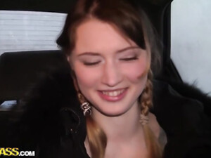 Веселые телки сосут хуи и занимаются сексом