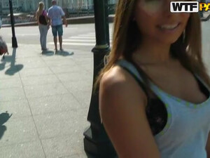 Марина прыгает на члене своего бойфренда прямо посреди поля