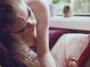 Мужик жестко трахнул красивую меломанку у себя дома