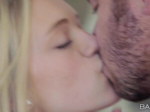 Alex Grey раздвигает ноги для любимого на кухонном столе