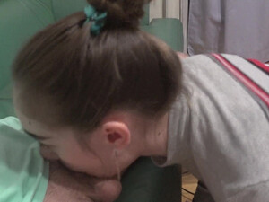 Русая молодка отсосала возбужденному соседу огромный стояк