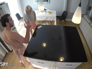 Жестко ебет миниатюрную красивую блондинку между ног