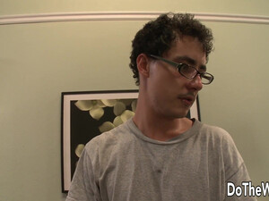 Похотливая девица с маленькими сиськами трахается перед мужем с его другом