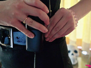 Две сестры сосут член брата в поисках сексуальных приключений