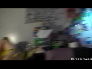 Две похотливые соски ублажают молодого пацана в спальне