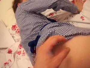 Девушка в домашнем халатике сосет пенис любимого от первого лица