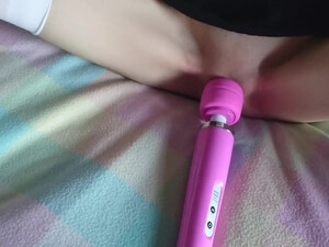 Студентка в юбке и в чулках села киской на розовый вибратор и кончила