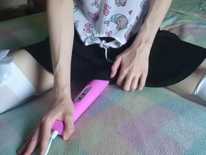 Студентка в юбке и в чулках села киской на розовый вибратор и кончила