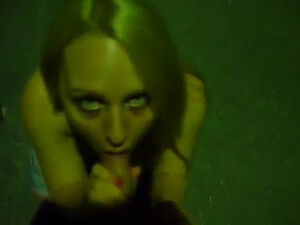 Крендель снял секс на улице с молоденькой красоткой