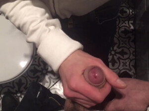 Русский парень купил девушке коктейль и развел на минет и дрочку в туалете