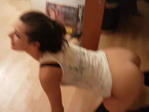 Трахает раком довольную немку и кончает на лицо