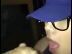 Большой член с трудом влез в рот очкастой потаскухе