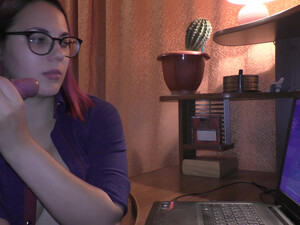 Геймерша делает минет и дрочит член во время игры