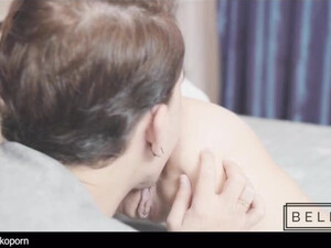 Паренек засаживает толстый член в анал красотки и жадно ее трахает