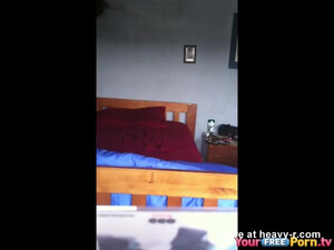 Девушка дает раком на кровати