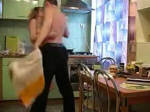 Русский секс с женой на кухне