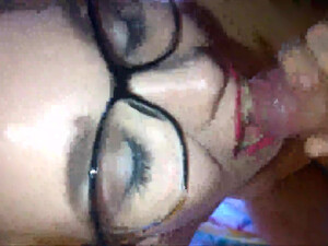 Рыжая в очках вкусно делает минет на дому