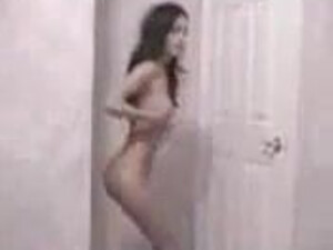 Горячий стриптиз в исполнении красивой профессионалки из Тараза