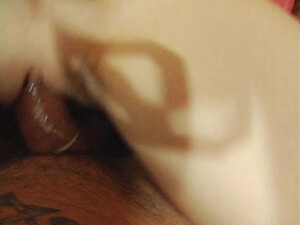 Брюнетка делает минет через презерватив