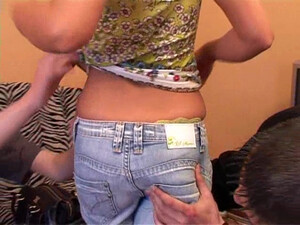 Дорогая рязанская блядь умело сосет пенисы клиентов в отеле