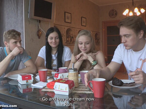 Молодые парни ебут худеньких телочек